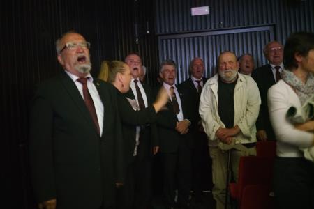 20_Presenečenje za nekdanjega dirigenta MoPZ D. Kette, novega častnega občana iz ozadja dvoran (2)